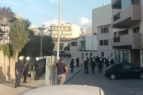 Πυροβολισμοί σε ποδοσφαιρικό αγώνα στο Ζεφύρι: Στην Ασφάλεια με ισχυρή συνοδεία οι διαιτητές