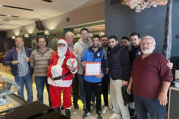 Είπαν τα κάλαντα οι Μοίρες!