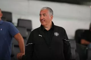 Με φανέλα από το Wembley ο Μιχάλης Μπούσης για καλό σκοπό