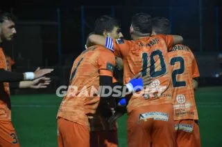 Τρομαχτική Χαραυγή, αγκαλιά με την άνοδο