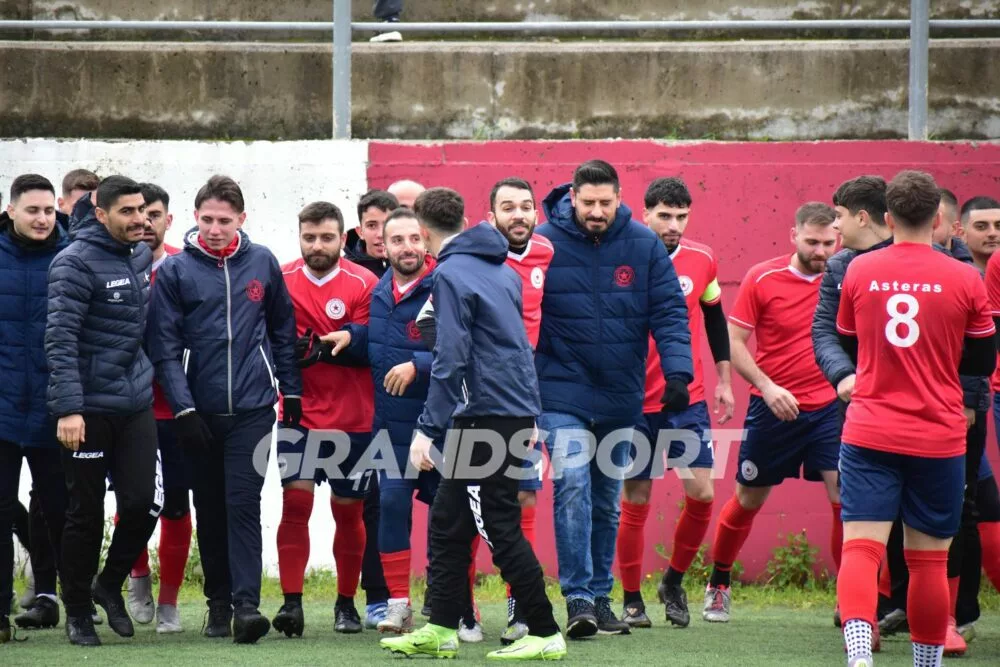 «Χαμόγελα» στην Μυρτιά για τον Νίκο Στρατάκη
