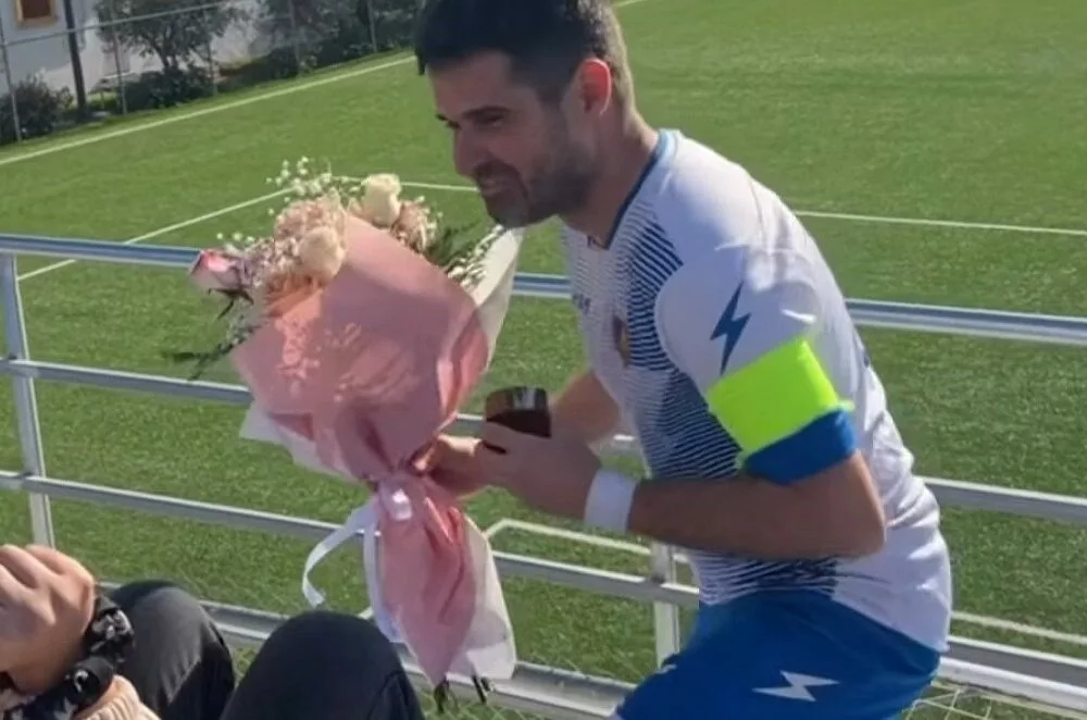 Όμορφο στιγμιότυπο στο Ρέθυμνο: Έκανε πρόταση γάμου και το πήρε το κορίτσι ο Παπαδογιαννάκης