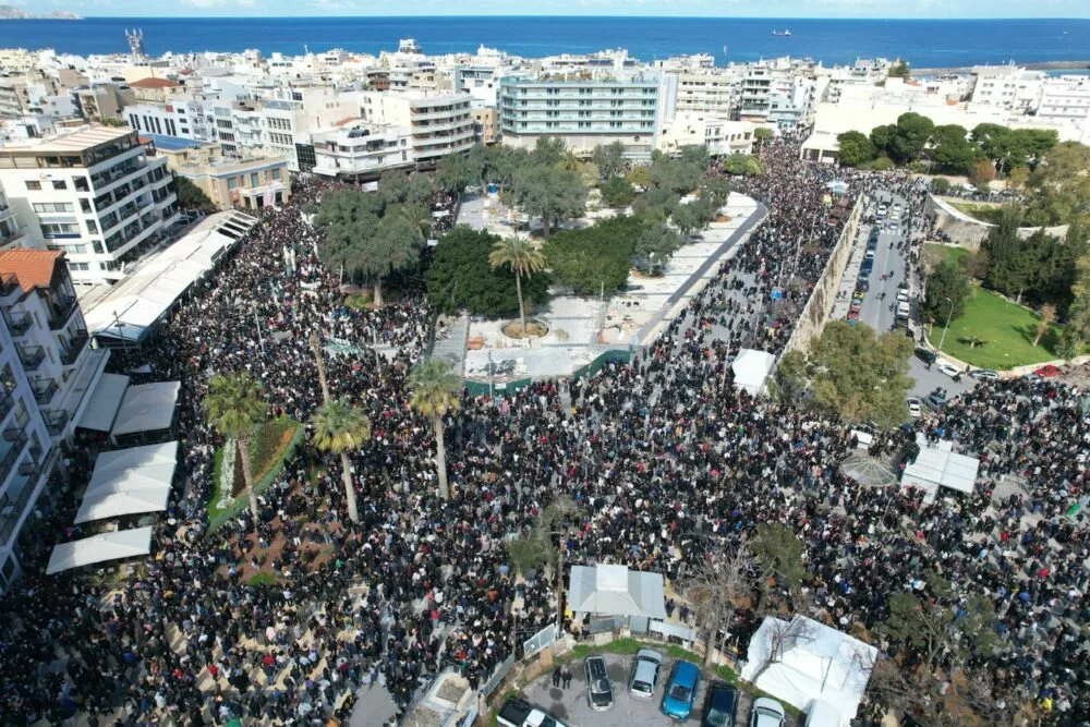 Ηράκλειο: Πάνω από 30.000 κόσμος στην πορεία μνήμης για τα Τέμπη – «Δικαιοσύνη για τις 57 ψυχές»