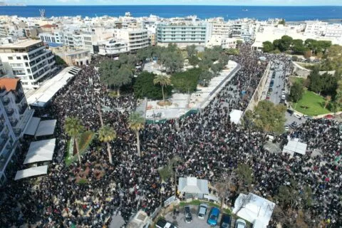 Ηράκλειο: Πάνω από 30.000 κόσμος στην πορεία μνήμης για τα Τέμπη – «Δικαιοσύνη για τις 57 ψυχές»