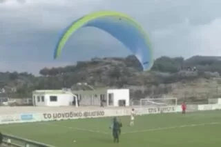 Απίστευτο σκηνικό στον Ζαρό: Αλεξιπτωτιστής προσγειώθηκε μέσα στο γήπεδο την ώρα του αγώνα! (vid)