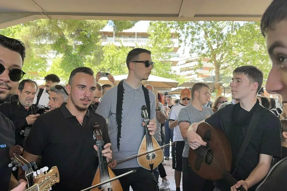 Η φωτιά…. άναψε στο Μαρούσι-Δεν μπορούσε να λείπει το πιο ξακουστό σύνθημα του ΟΦΗ (vid)