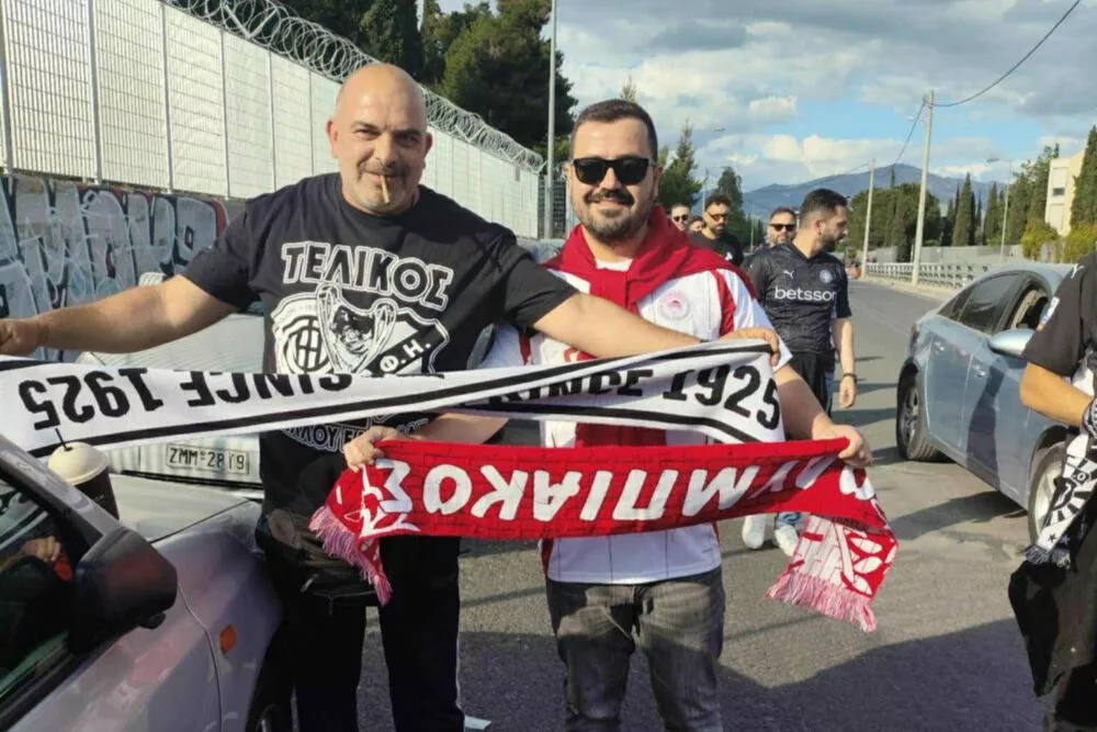 Όταν το ποδόσφαιρο ενώνει: Οπαδοί ΟΦΗ και Ολυμπιακού φωτογραφήθηκαν με τα κασκόλ των ομάδων τους στο ΟΑΚΑ