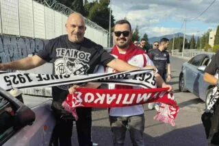 Όταν το ποδόσφαιρο ενώνει: Οπαδοί ΟΦΗ και Ολυμπιακού φωτογραφήθηκαν με τα κασκόλ των ομάδων τους στο ΟΑΚΑ