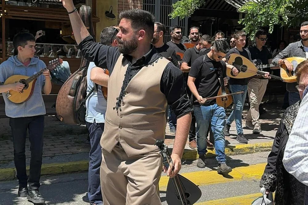 Κρητική μουσική και μαντινάδες από τους φίλους του ΟΦΗ στην πλατεία Αμαρουσίου (vid)