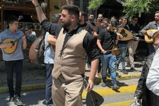 Κρητική μουσική και μαντινάδες από τους φίλους του ΟΦΗ στην πλατεία Αμαρουσίου (vid)