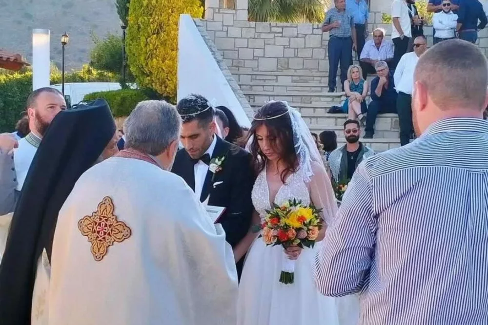 Στα σκαλιά της εκκλησίας ο Μάνος Μανδαλενάκης