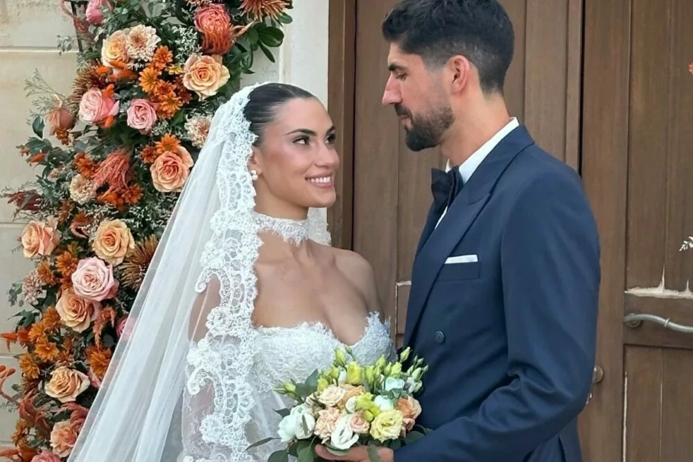 Στα σκαλιά της εκκλησίας ο Ανδρέας Μπουχαλάκης με κουμπάρο τον Μάνο Τζανακάκη