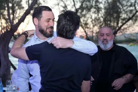 Η ζεστή αγκαλιά Πουρσανίδη – Λυσάνδρου στην κλήρωση της Super League (vid)