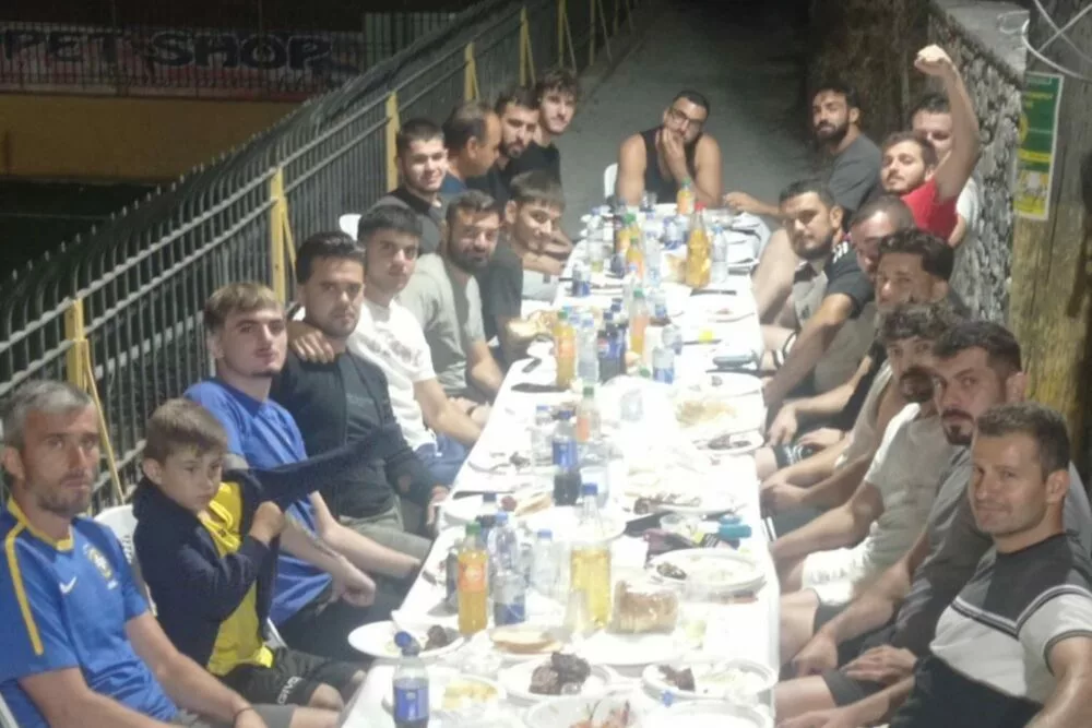 Oικογενειακό τραπέζι στον Κόρακα