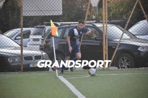 Κρατά τον κορμό του και κοιτάζει την ενίσχυση το Άσημι