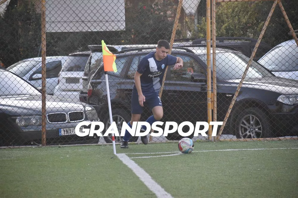 Κρατά τον κορμό του και κοιτάζει την ενίσχυση το Άσημι