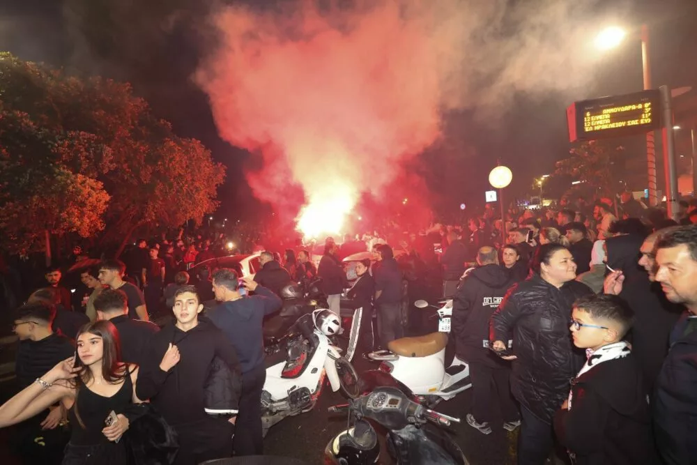 Ξέφρενο το γλέντι στο Ηράκλειο, δεν σταματούν οι φίλοι του ΟΦΗ (vid)