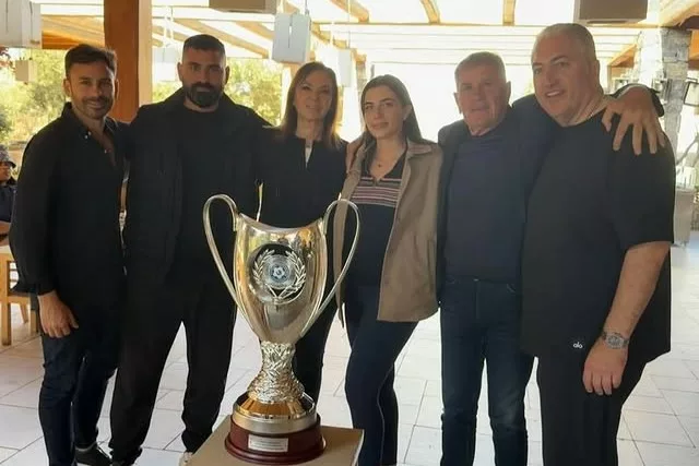 Μία γνήσια ομιλίτικη οικογένεια αγκάλιασε το τρόπαιο του ΟΦΗ